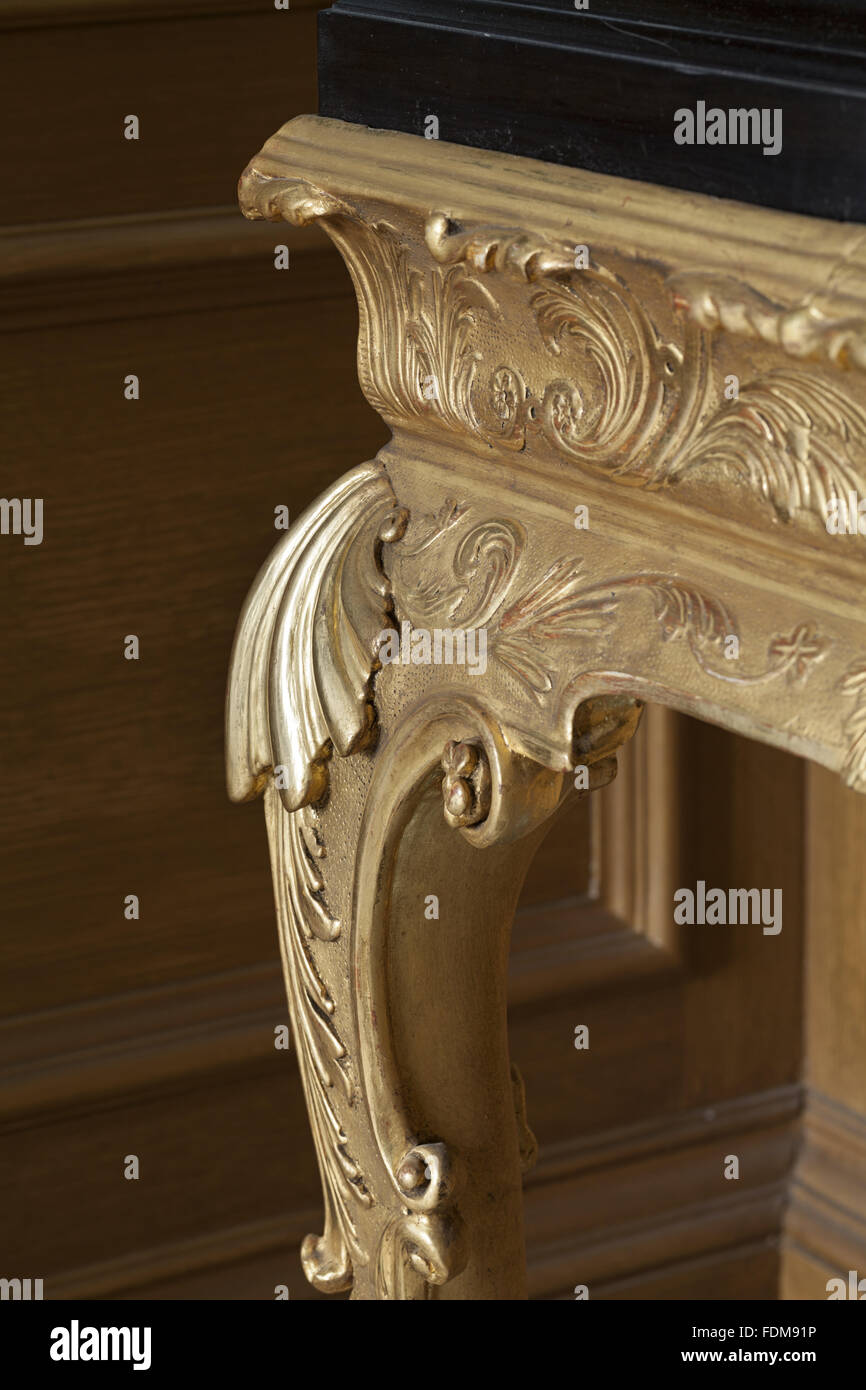 Detail der Ecke des vergoldeten Stand unterstützen die späten siebzehnten Jahrhundert italienischen Cainet in der blauen Umkleidekabine Belton House, Lincolnshire. Stockfoto