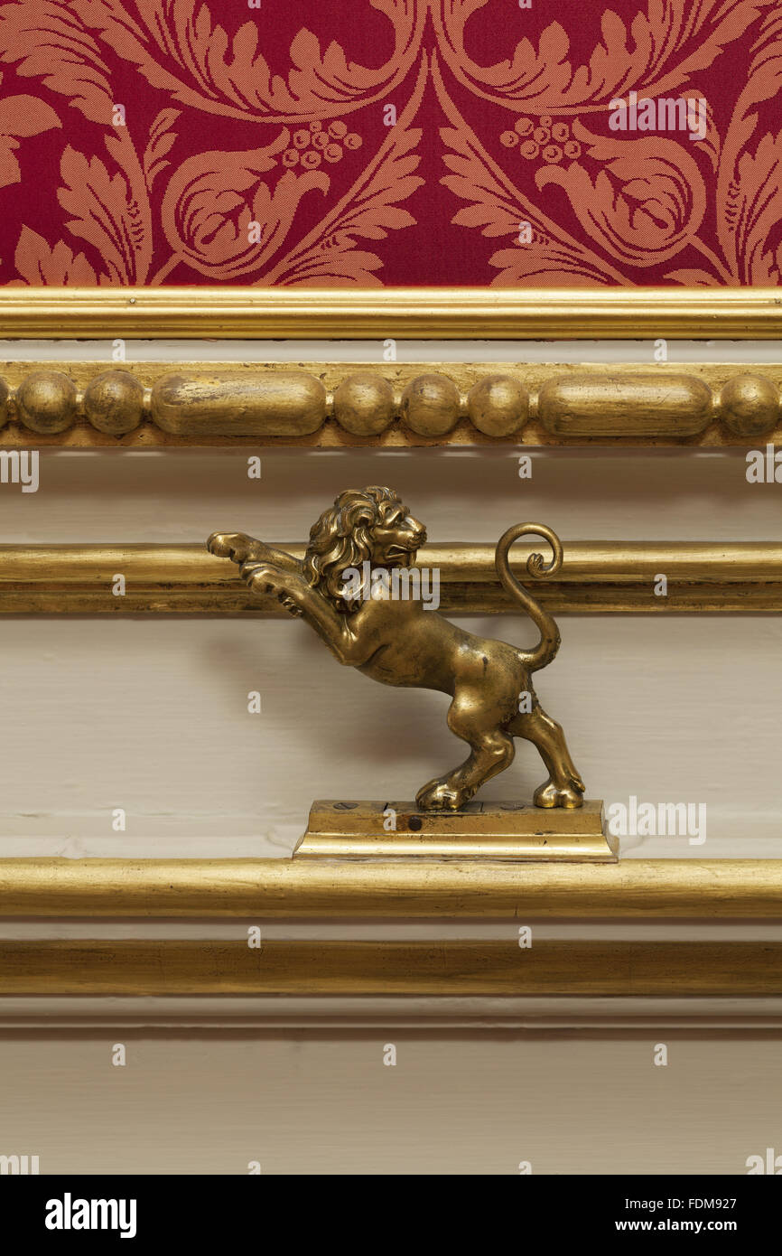 Teil eines Paares Messingbeschläge Glocke zieht, modelliert als Löwen, im roten Salon im Belton House, Lincolnshire. National Trust Inventarnummer: 435378 Stockfoto