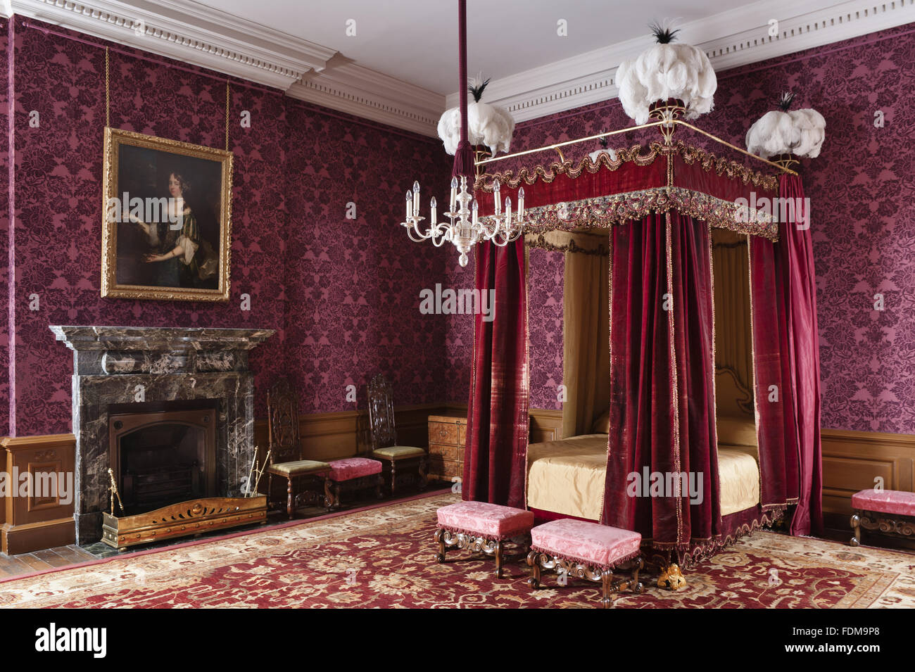 Der Staat Bett die Termine ab 1685 im Queen Anne Zimmer Dunham Massey, Cheshire. Das Bett hat einen langen Zeitraum der Restaurierung unterzogen. Die Federn bestehen aus Federn Strauß und Reiher. Stockfoto