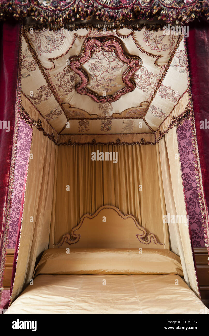 Die Tester von dem Staat Bett im Queen Anne Zimmer Dunham Massey, Cheshire. Das Bett stammt aus 1685 und das Bett hat einen langen Zeitraum der Restaurierung unterzogen. Stockfoto