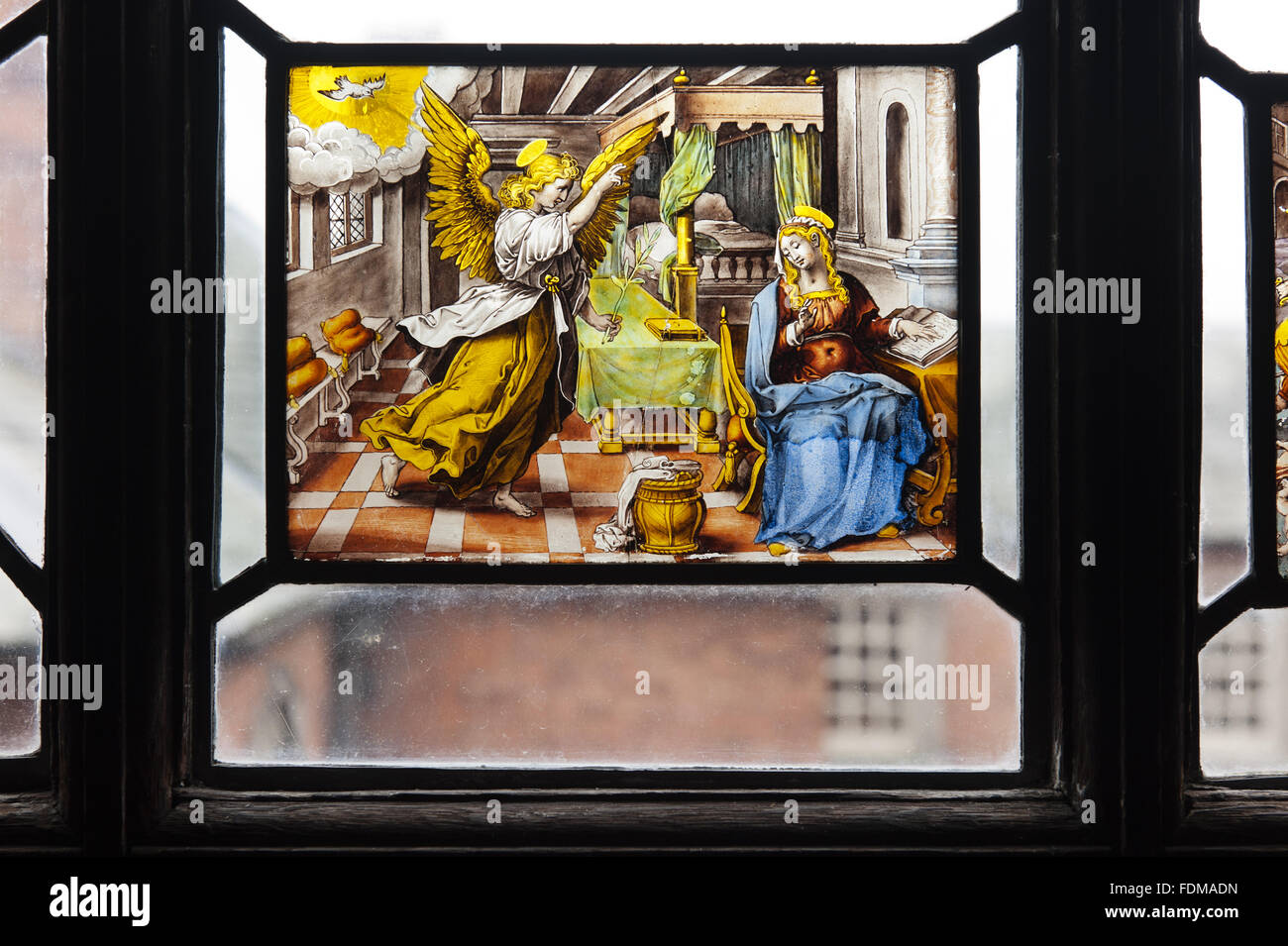 Aus Buntglas in das Fenster der Bibliothek Dunham Massey, Cheshire. Es gibt bunten Glasscheiben in den oberen Teilen der drei Bibliothek-Fenster; Sie sind siebzehnten Jahrhundert und überwiegend Flämisch. Stockfoto