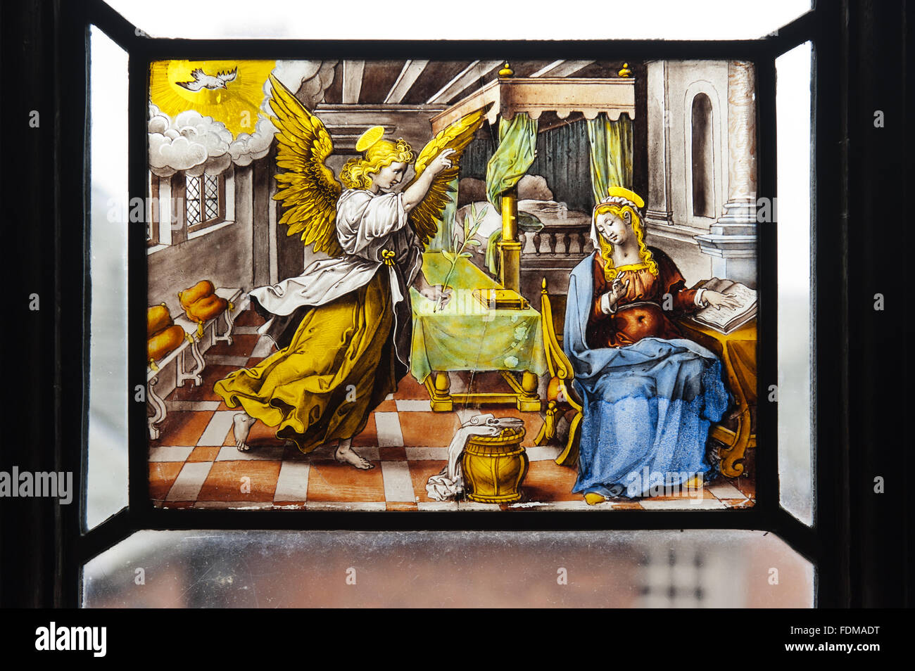 Aus Buntglas in das Fenster der Bibliothek Dunham Massey, Cheshire. Es gibt bunten Glasscheiben in den oberen Teilen der drei Bibliothek-Fenster; Sie sind siebzehnten Jahrhundert und überwiegend Flämisch. Stockfoto