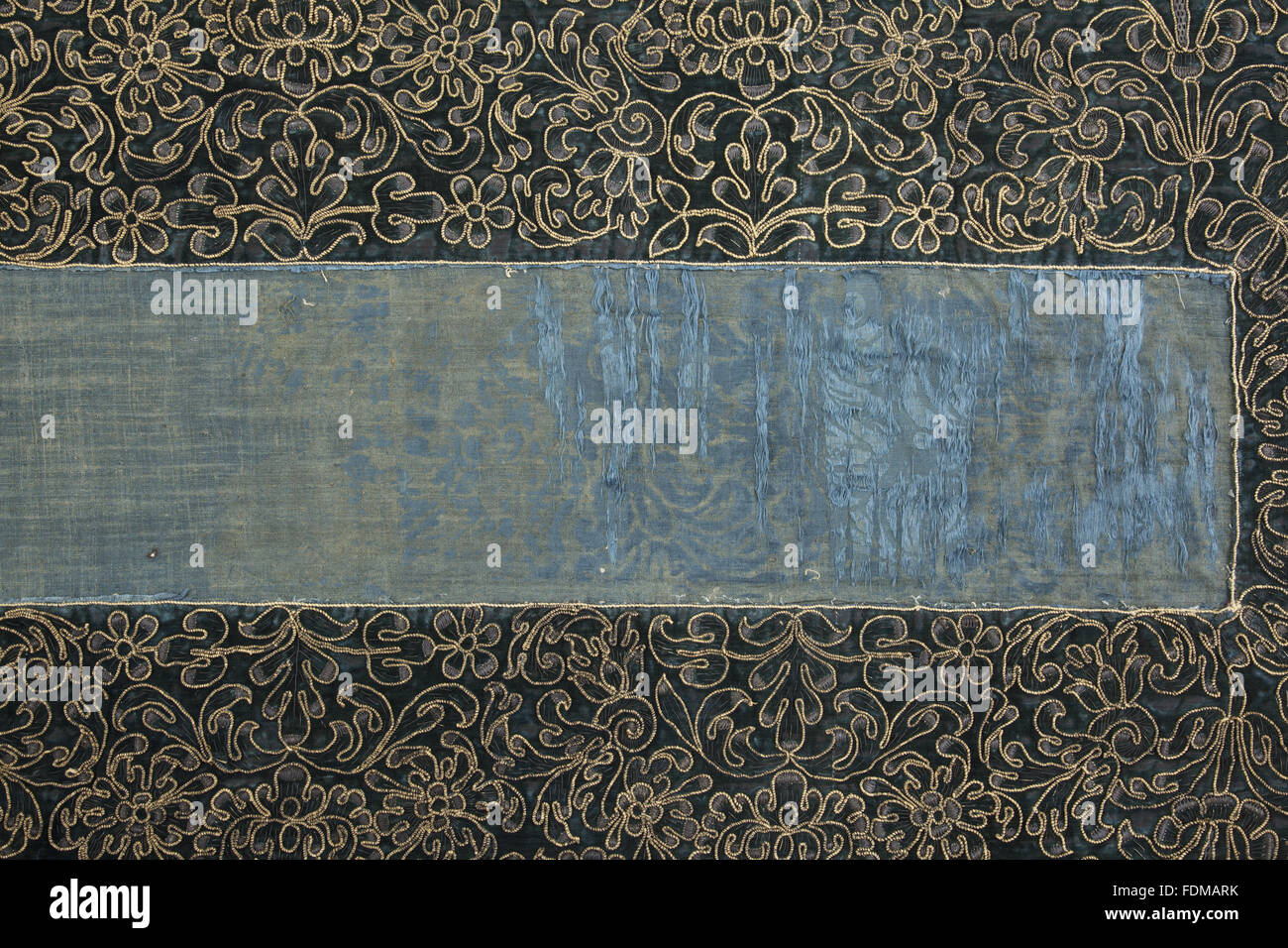 Erhaltung des siebzehnten Jahrhunderts Ham House Königin Vorzimmer Wallhangings, im Textile Conservation Studio Mai Berkouwer. Der Wandbehang hat blaue Seidensamt Grenzen bestickt mit vergoldeten Silberfäden rund um Ersatz Damast-panel Stockfoto