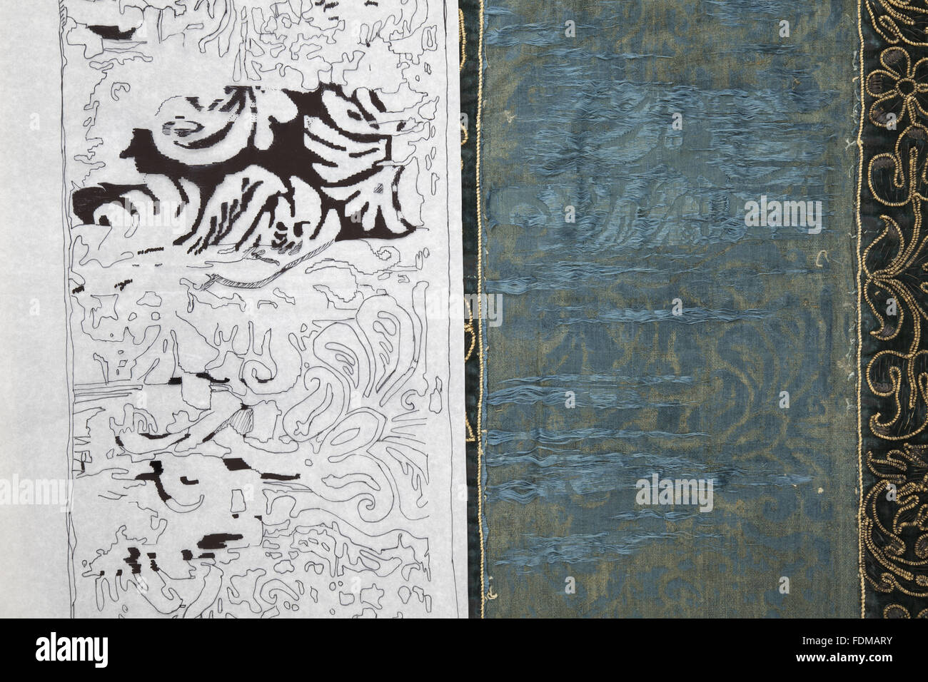 Erhaltung des siebzehnten Jahrhunderts Ham House Königin Vorzimmer Wallhangings, im Textile Conservation Studio Mai Berkouwer. Der Wandbehang hat blaue Seidensamt Grenzen bestickt mit vergoldeten Silberfäden rund um Ersatz Damast-panel Stockfoto