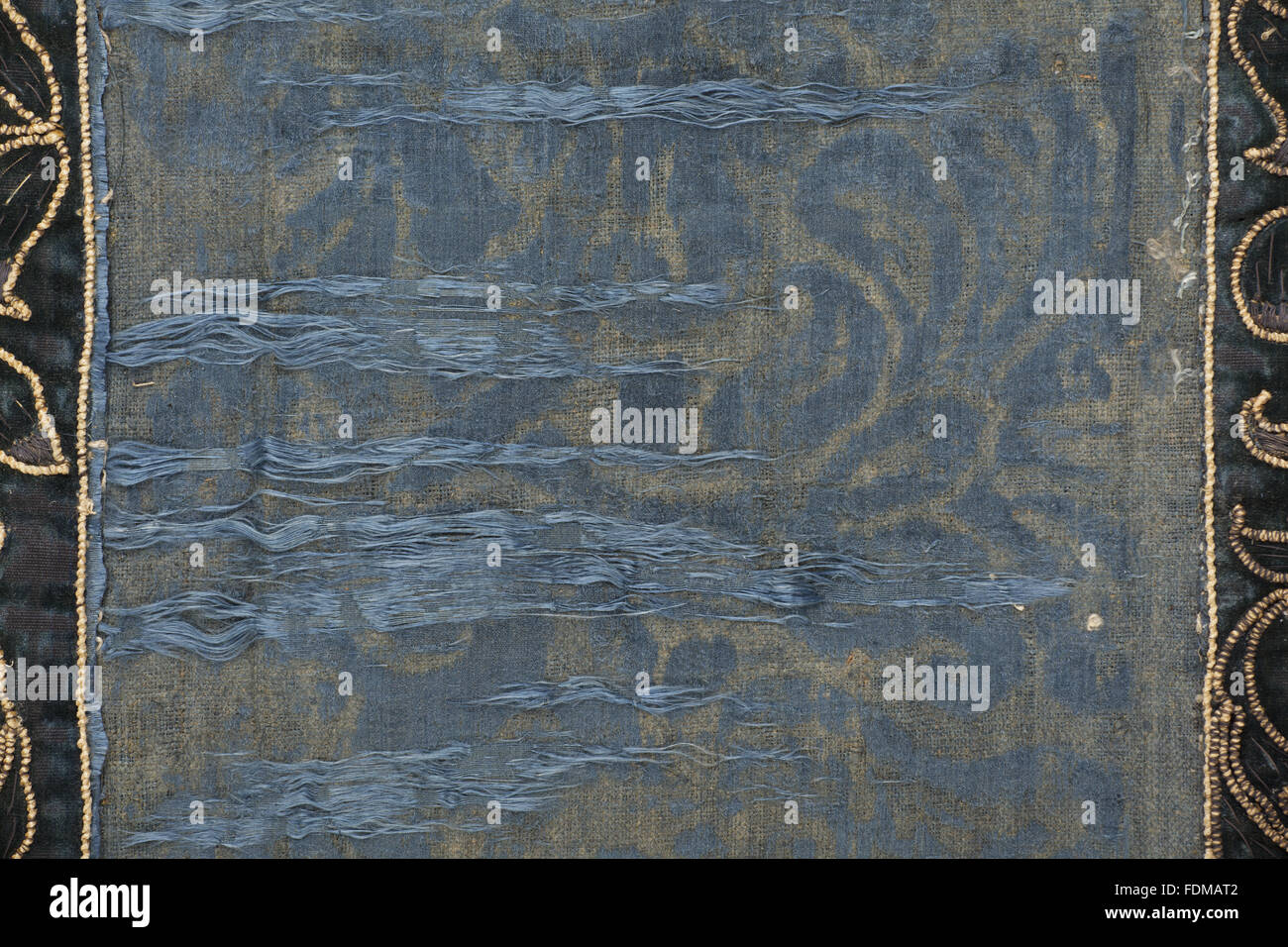 Erhaltung des siebzehnten Jahrhunderts Ham House Königin Vorzimmer Wallhangings, im Textile Conservation Studio Mai Berkouwer. Der Wandbehang hat blaue Seidensamt Grenzen bestickt mit vergoldeten Silberfäden rund um Ersatz Damast-panel Stockfoto