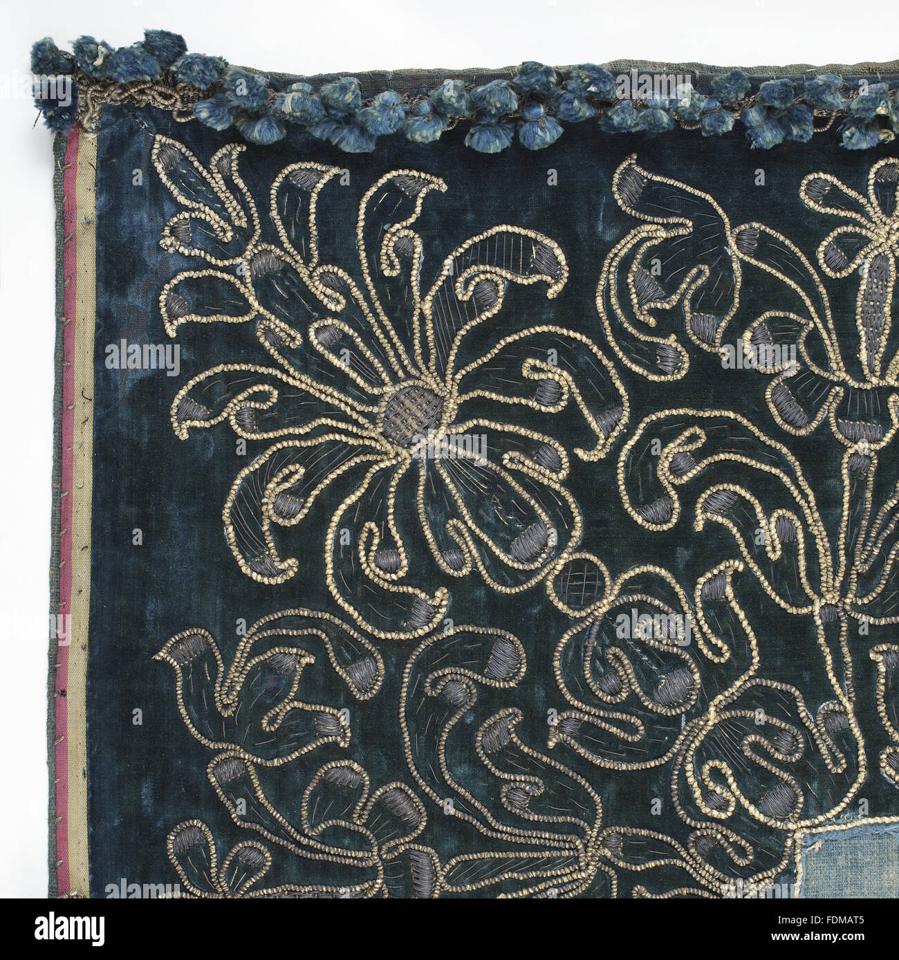 Erhaltung des siebzehnten Jahrhunderts Ham House Königin Vorzimmer Wallhangings, im Textile Conservation Studio Mai Berkouwer. Der Wandbehang hat blaue Seidensamt Grenzen bestickt mit vergoldeten Silberfäden rund um Ersatz Damast-panel Stockfoto