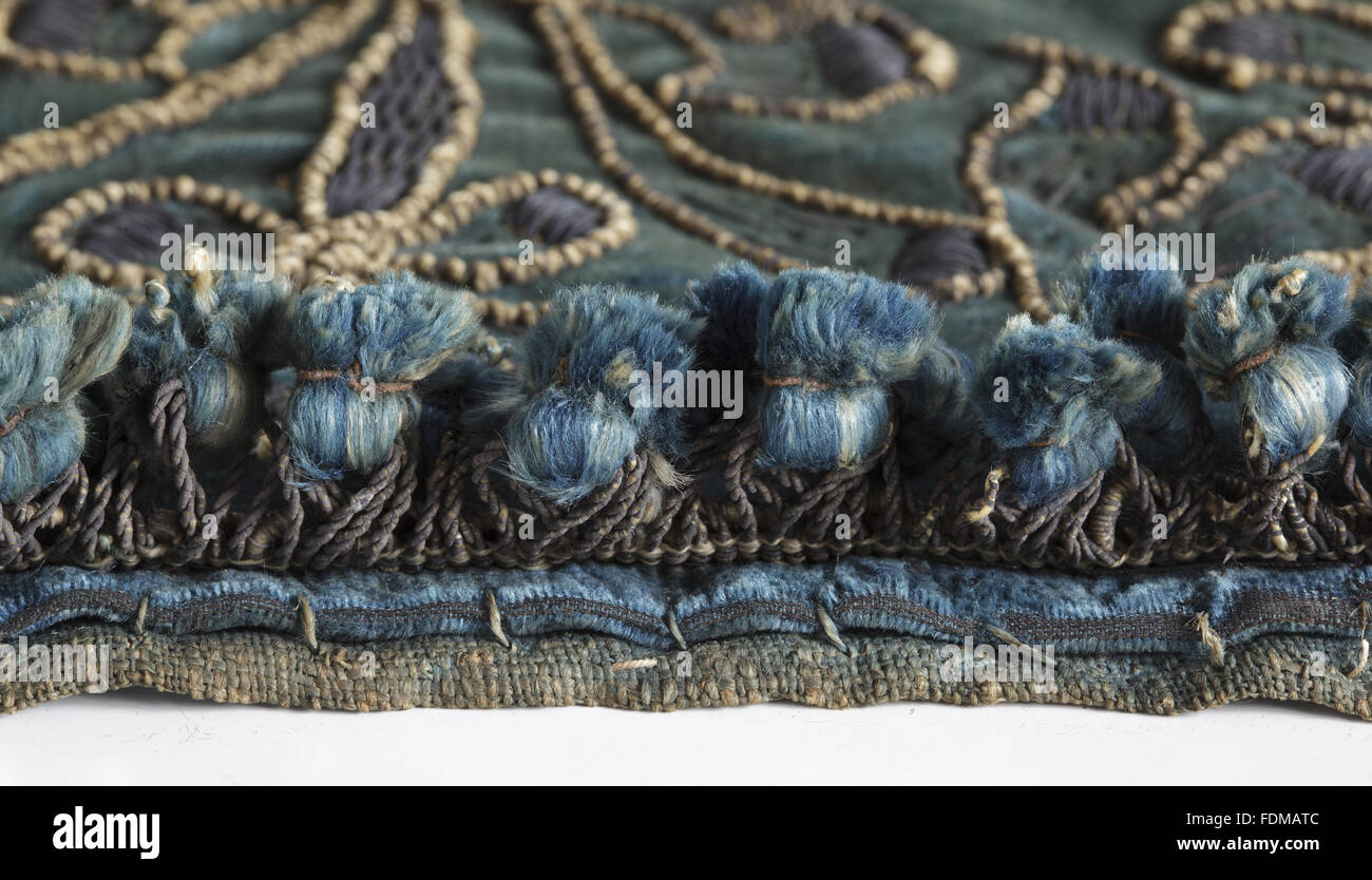 Erhaltung des siebzehnten Jahrhunderts Ham House Königin Vorzimmer Wallhangings, im Textile Conservation Studio Mai Berkouwer. Der Wandbehang hat blaue Seidensamt Grenzen mit vergoldeten Silberfäden bestickt. Stockfoto