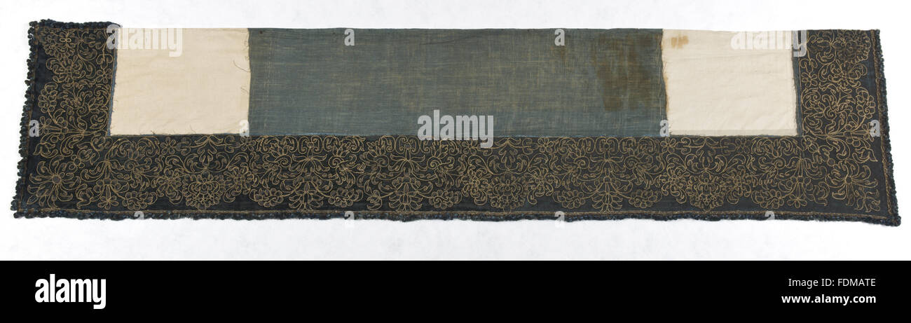 Erhaltung des siebzehnten Jahrhunderts Ham House Königin Vorzimmer Wallhangings, im Textile Conservation Studio Mai Berkouwer. Der Wandbehang hat blaue Seidensamt Grenzen bestickt mit vergoldeten Silberfäden rund um Ersatz Damast-panel Stockfoto