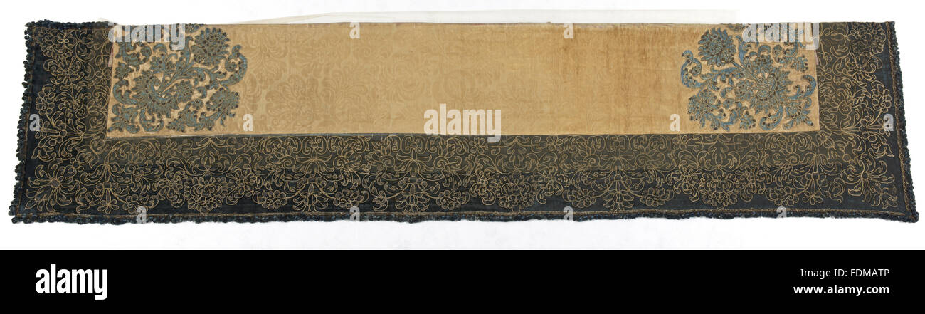 Erhaltung des siebzehnten Jahrhunderts Ham House Königin Vorzimmer Wallhangings, im Textile Conservation Studio Mai Berkouwer. Der Wandbehang hat blaue Seidensamt Grenzen bestickt mit vergoldeten Silberfäden rund um Ersatz Damast-panel Stockfoto