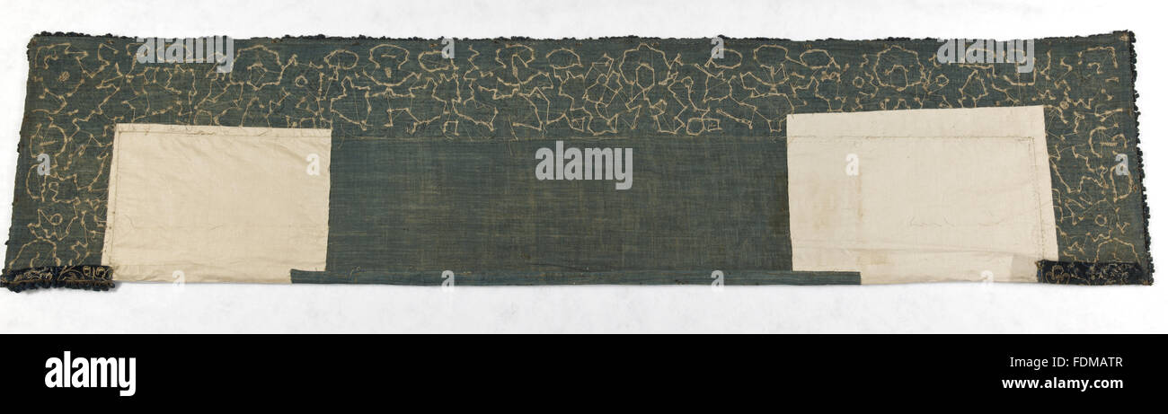 Erhaltung des siebzehnten Jahrhunderts Ham House Königin Vorzimmer Wallhangings, im Textile Conservation Studio Mai Berkouwer. Der Wandbehang hat blaue Seidensamt Grenzen bestickt mit vergoldeten Silberfäden rund um Ersatz Damast-panel Stockfoto