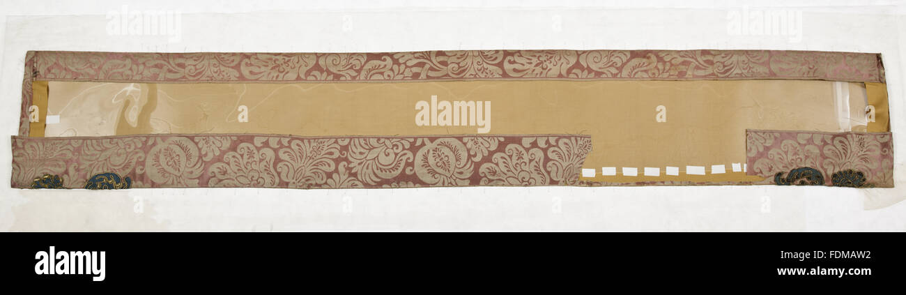 Erhaltung des siebzehnten Jahrhunderts Ham House Königin Vorzimmer Wallhangings, im Textile Conservation Studio Mai Berkouwer. Der Wandbehang hat blaue Seidensamt Grenzen bestickt mit vergoldeten Silberfäden rund um Ersatz Damast-panel Stockfoto
