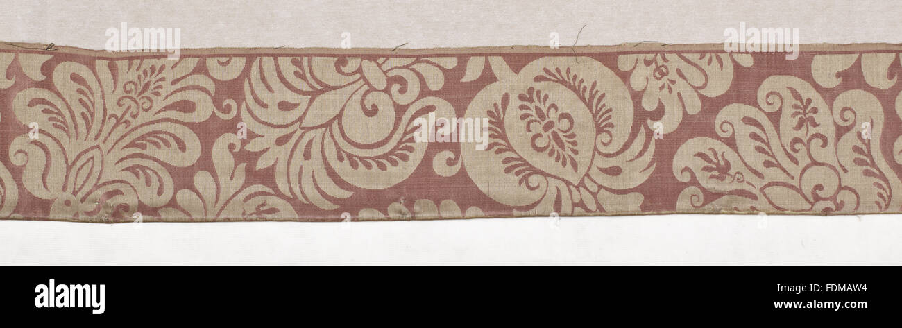 Erhaltung des siebzehnten Jahrhunderts Ham House Königin Vorzimmer Wallhangings, im Textile Conservation Studio Mai Berkouwer. Der Wandbehang hat blaue Seidensamt Grenzen bestickt mit vergoldeten Silberfäden rund um Ersatz Damast-panel Stockfoto