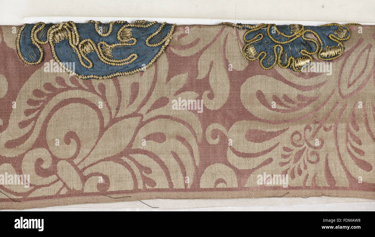 Blick auf die Erhaltung des siebzehnten Jahrhunderts Ham House Königin Vorzimmer Wallhangings, im Textile Conservation Studio Mai schließen Berkouwer. Der Wandbehang hat blaue Seidensamt Grenzen bestickt mit vergoldeten Silberfäden Umgebung erset Stockfoto