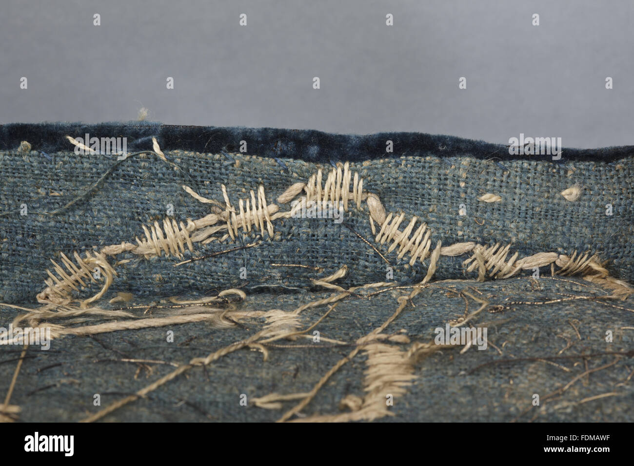 Blick auf die Erhaltung des siebzehnten Jahrhunderts Ham House Königin Vorzimmer Wallhangings, im Textile Conservation Studio Mai schließen Berkouwer. Der Wandbehang hat blaue Seidensamt Grenzen mit vergoldeten Silberfäden bestickt. Stockfoto