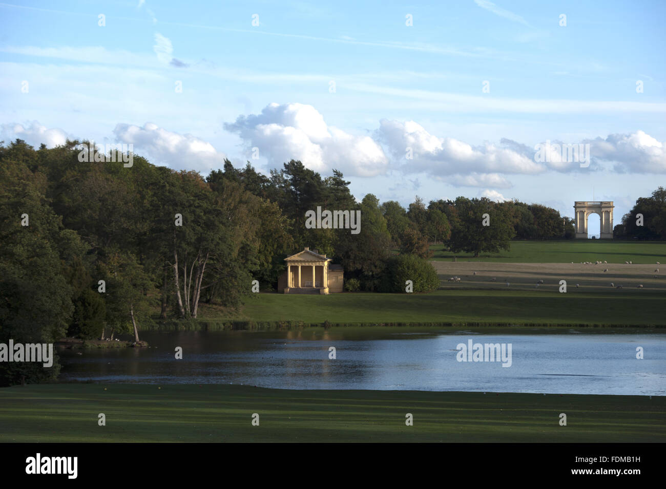 Eines der See-Pavillons und den korinthischen Bogen am Stowe Landscape Gardens, Buckinghamshire. Stockfoto