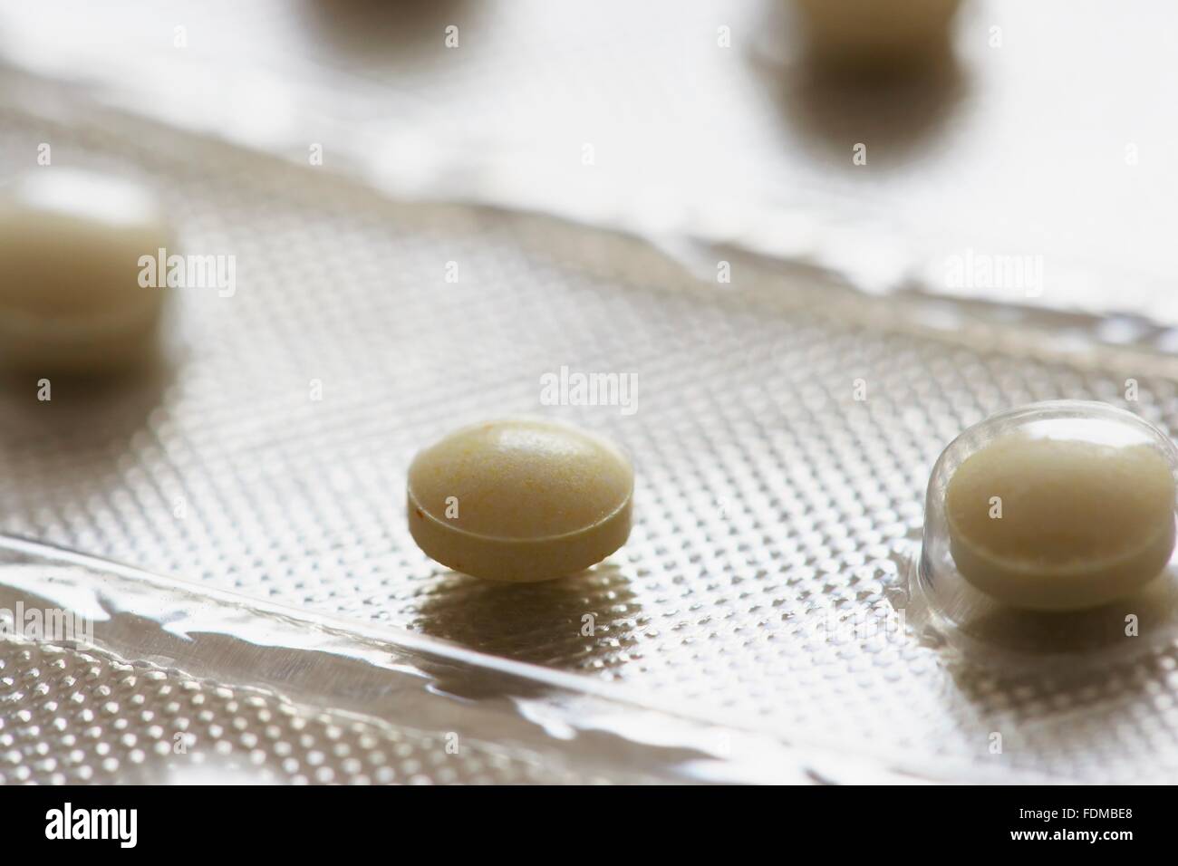 Folsäure Tabletten im Blister Pack, einzelne Pille gezeigt entfernt aus der Verpackung, Nahaufnahme Stockfoto