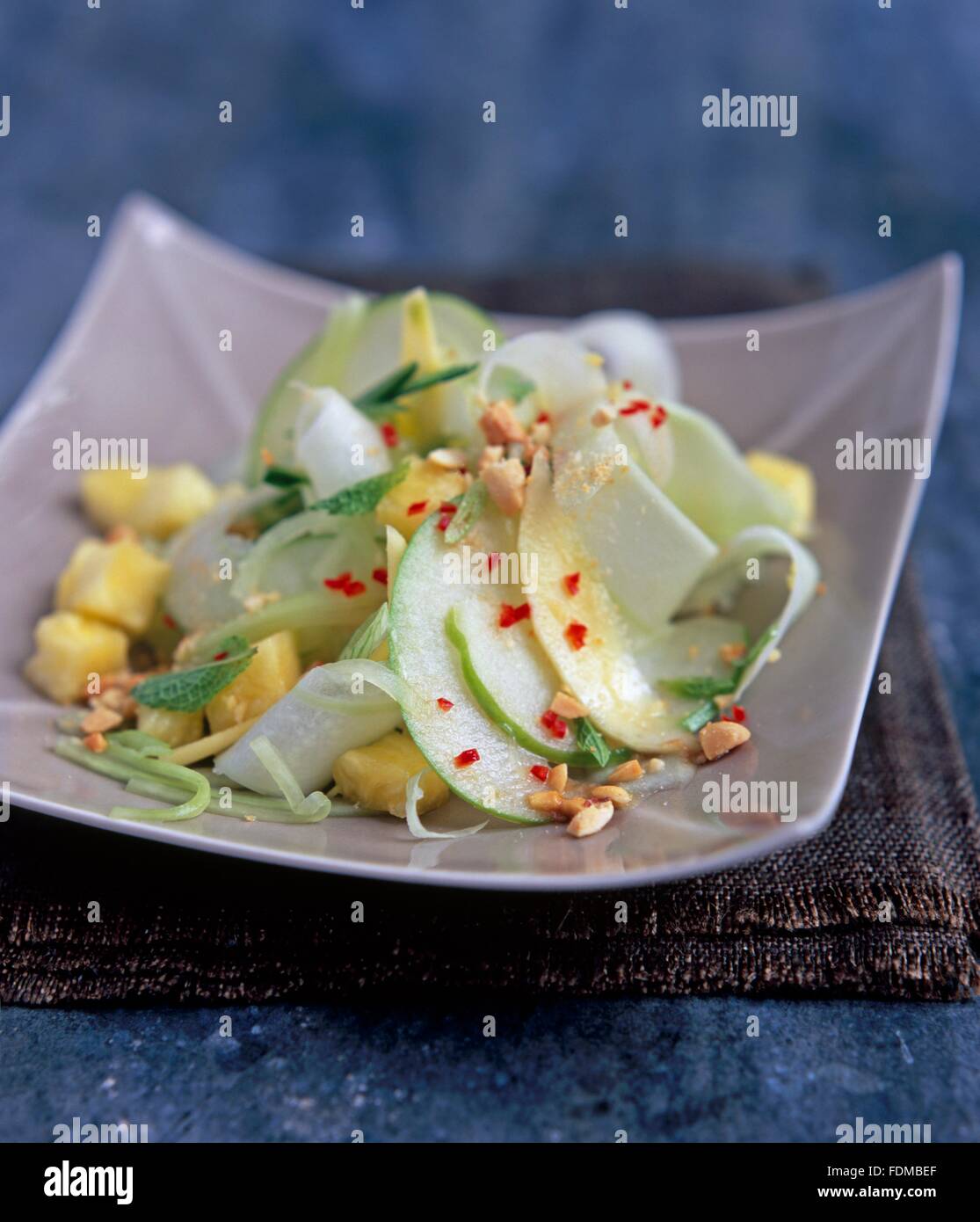 Rojak, singapurische Mango, Papaya, Ananas, Apfel und Erdnuss Salat mit Chili, Ingwer und Tamarinde würzen Stockfoto