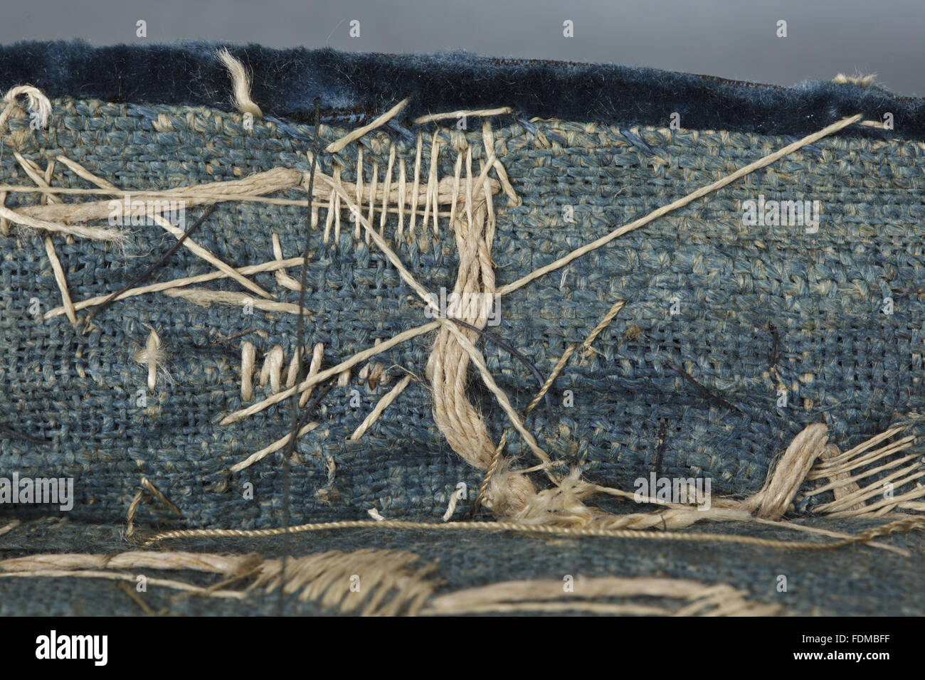 Blick auf die Erhaltung des siebzehnten Jahrhunderts Ham House Königin Vorzimmer Wallhangings, im Textile Conservation Studio Mai schließen Berkouwer. Der Wandbehang hat blaue Seidensamt Grenzen mit vergoldeten Silberfäden bestickt. Stockfoto