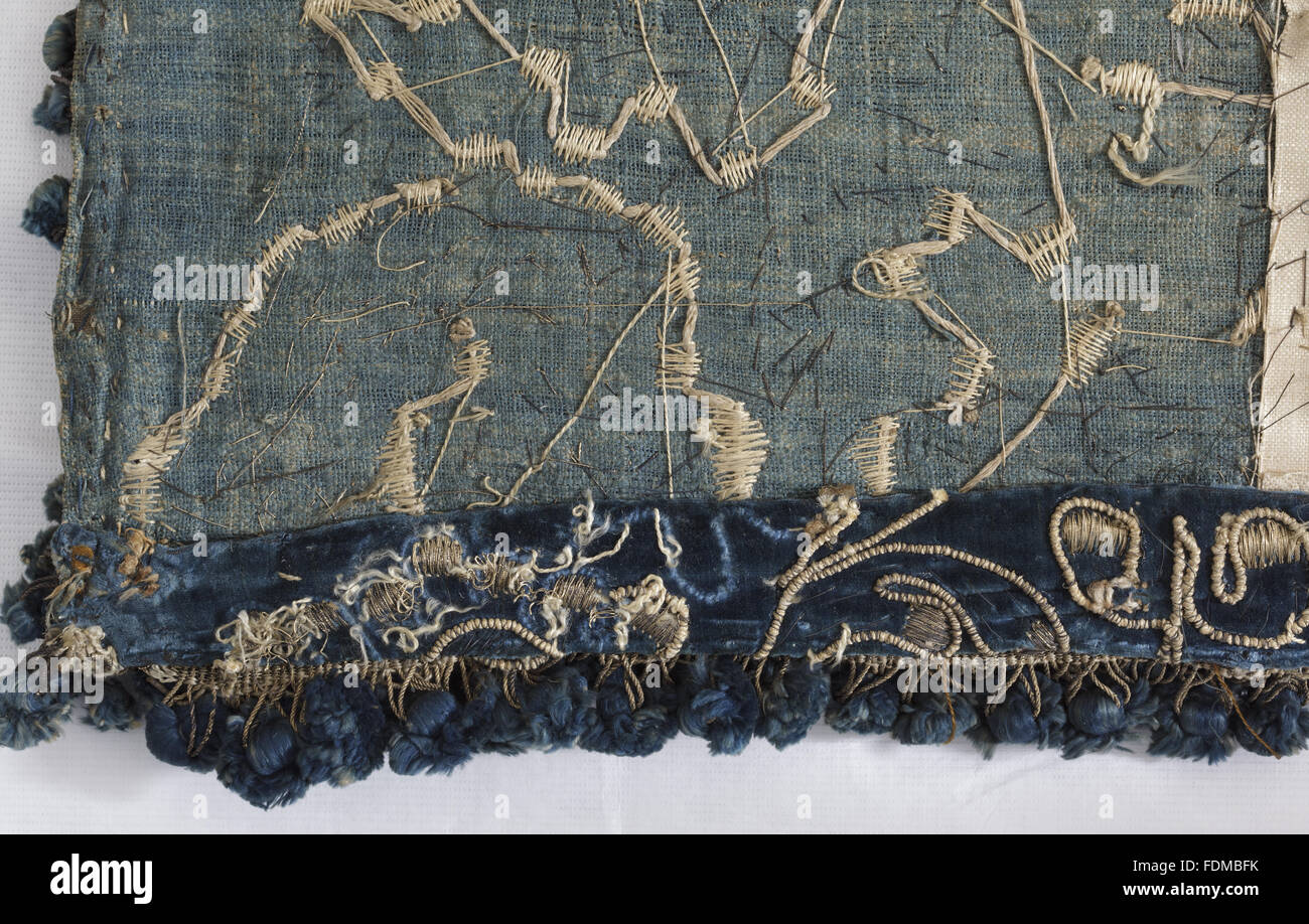 Blick auf die Erhaltung des siebzehnten Jahrhunderts Ham House Königin Vorzimmer Wallhangings, im Textile Conservation Studio Mai schließen Berkouwer. Der Wandbehang hat blaue Seidensamt Grenzen mit vergoldeten Silberfäden bestickt. Stockfoto