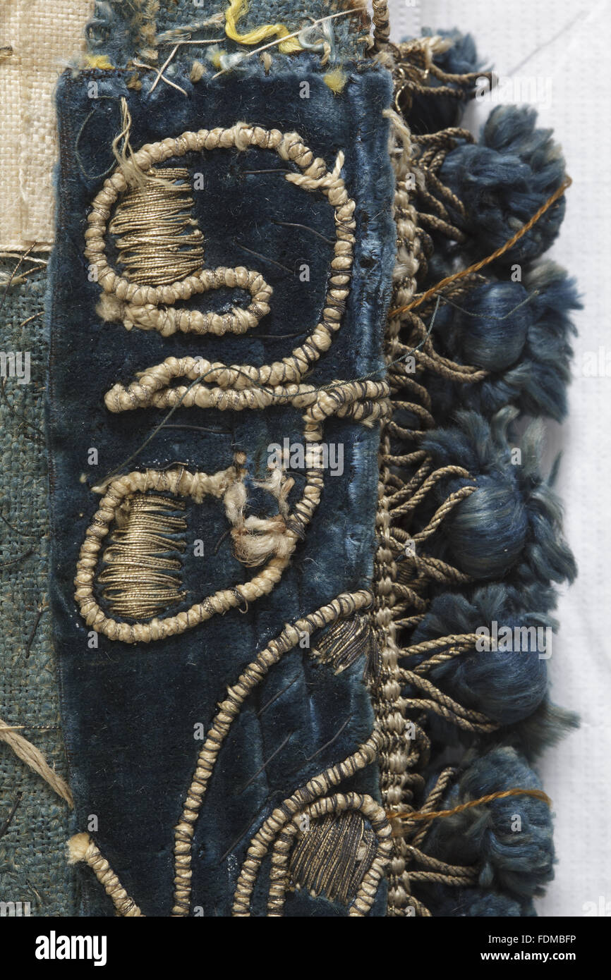 Blick auf die Erhaltung des siebzehnten Jahrhunderts Ham House Königin Vorzimmer Wallhangings, im Textile Conservation Studio Mai schließen Berkouwer. Der Wandbehang hat blaue Seidensamt Grenzen mit vergoldeten Silberfäden bestickt. Stockfoto