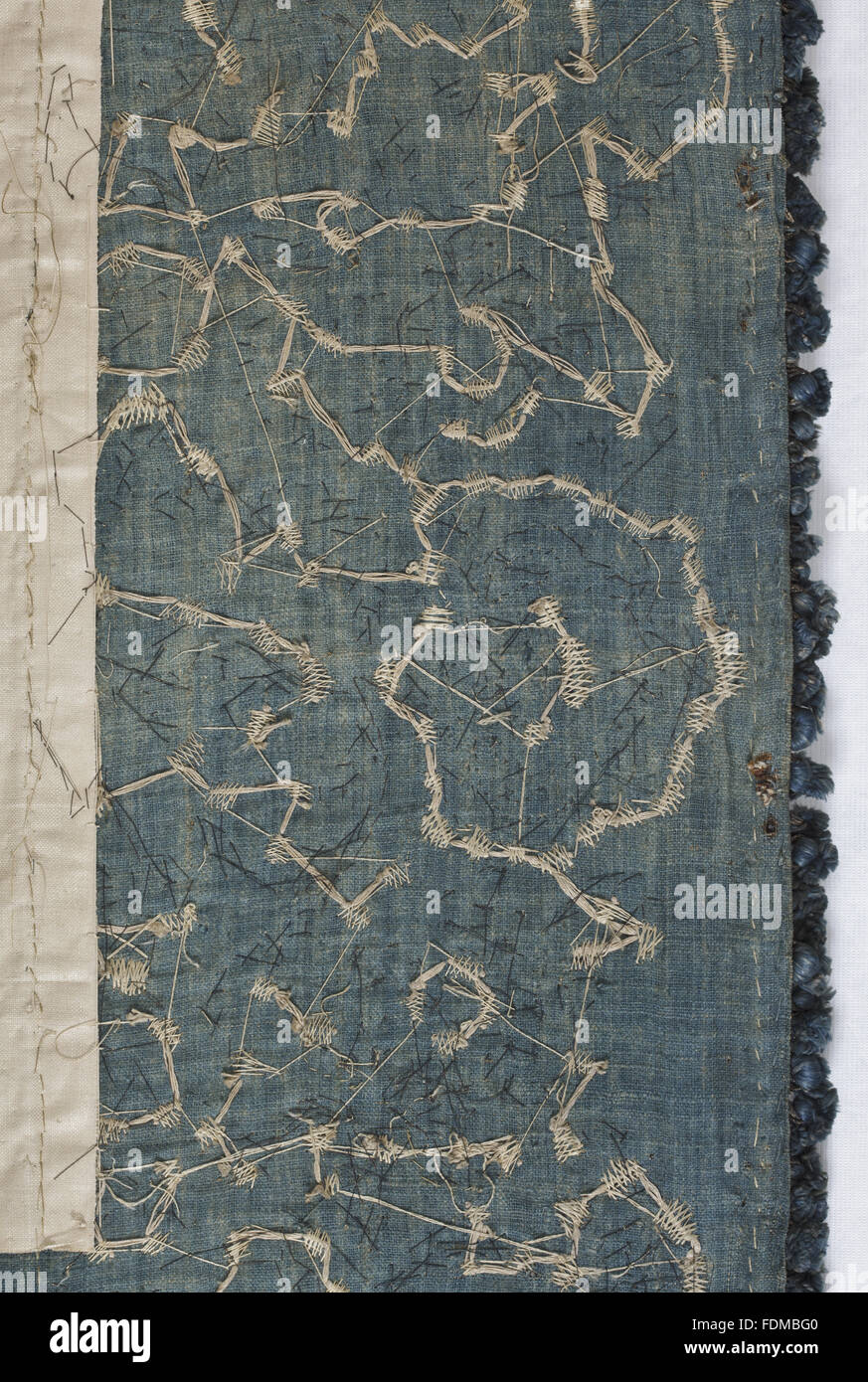 Blick auf die Erhaltung des siebzehnten Jahrhunderts Ham House Königin Vorzimmer Wallhangings, im Textile Conservation Studio Mai schließen Berkouwer. Der Wandbehang hat blaue Seidensamt Grenzen mit vergoldeten Silberfäden bestickt. Stockfoto