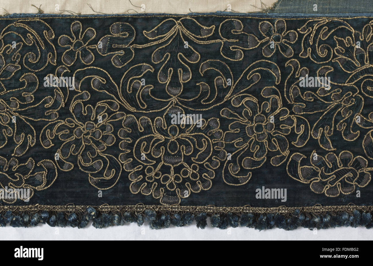 Blick auf die Erhaltung des siebzehnten Jahrhunderts Ham House Königin Vorzimmer Wallhangings, im Textile Conservation Studio Mai schließen Berkouwer. Der Wandbehang hat blaue Seidensamt Grenzen mit vergoldeten Silberfäden bestickt. Stockfoto