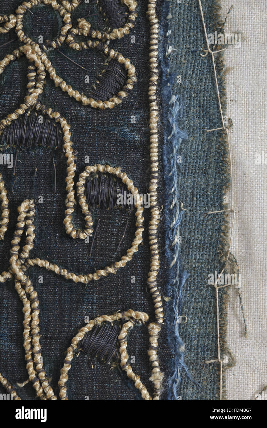 Blick auf die Erhaltung des siebzehnten Jahrhunderts Ham House Königin Vorzimmer Wallhangings, im Textile Conservation Studio Mai schließen Berkouwer. Der Wandbehang hat blaue Seidensamt Grenzen mit vergoldeten Silberfäden bestickt. Stockfoto