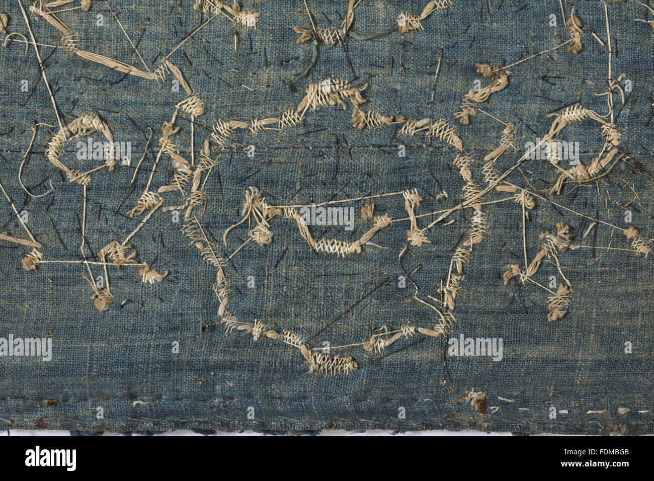 Blick auf die Erhaltung des siebzehnten Jahrhunderts Ham House Königin Vorzimmer Wallhangings, im Textile Conservation Studio Mai schließen Berkouwer. Der Wandbehang hat blaue Seidensamt Grenzen mit vergoldeten Silberfäden bestickt. Stockfoto