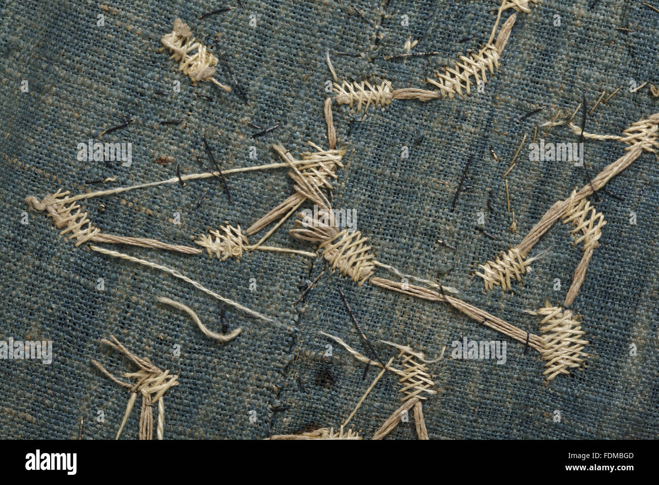Blick auf die Erhaltung des siebzehnten Jahrhunderts Ham House Königin Vorzimmer Wallhangings, im Textile Conservation Studio Mai schließen Berkouwer. Der Wandbehang hat blaue Seidensamt Grenzen mit vergoldeten Silberfäden bestickt. Stockfoto