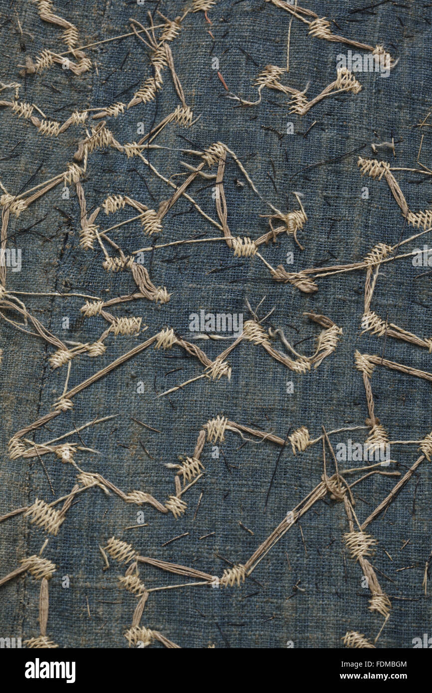 Blick auf die Erhaltung des siebzehnten Jahrhunderts Ham House Königin Vorzimmer Wallhangings, im Textile Conservation Studio Mai schließen Berkouwer. Der Wandbehang hat blaue Seidensamt Grenzen mit vergoldeten Silberfäden bestickt. Stockfoto