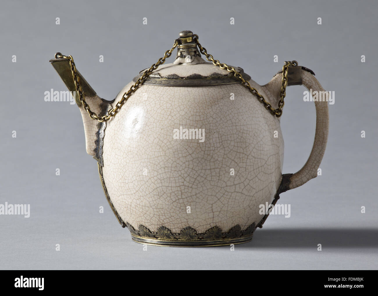 Extrem seltene Zhangzhou weiße Ware Teekanne, 1650-1675, mit knisterte Glasur, Ham House, Surrey. NT Inventarnummer: 1139006. Stockfoto