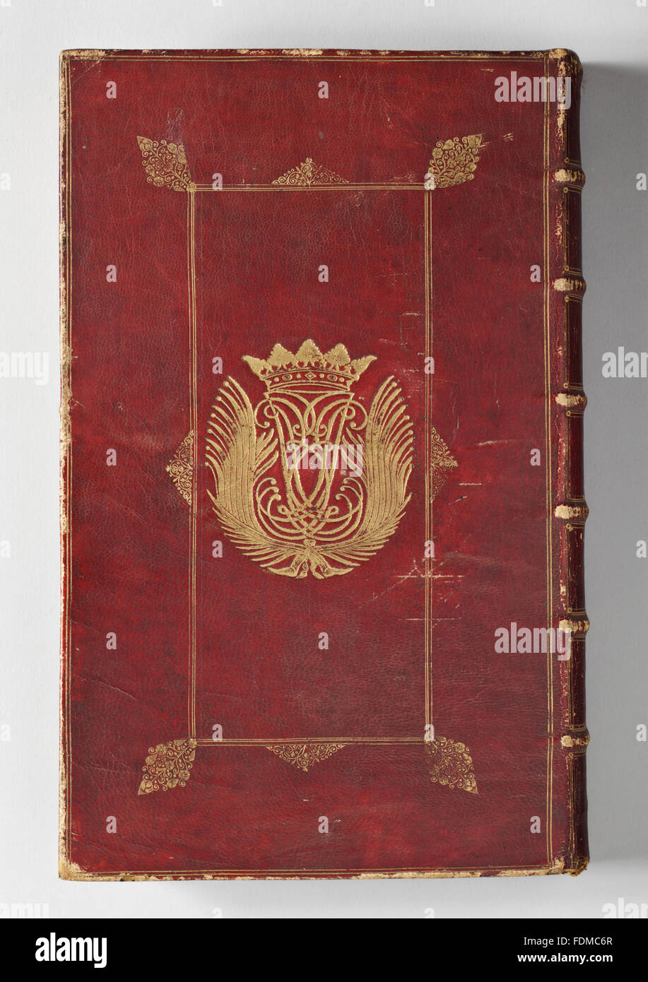 Book Of Common Prayer, gebunden in Marokko Leder rot, 1675, nachgerüstet in Gold mit der umgekehrten Cypher JEL, übergestiegen durch eine herzogliche Coronet auf Vorder- und Rückseite, Ham House, Surrey. National Trust Inventarnummer: 1139620. Stockfoto