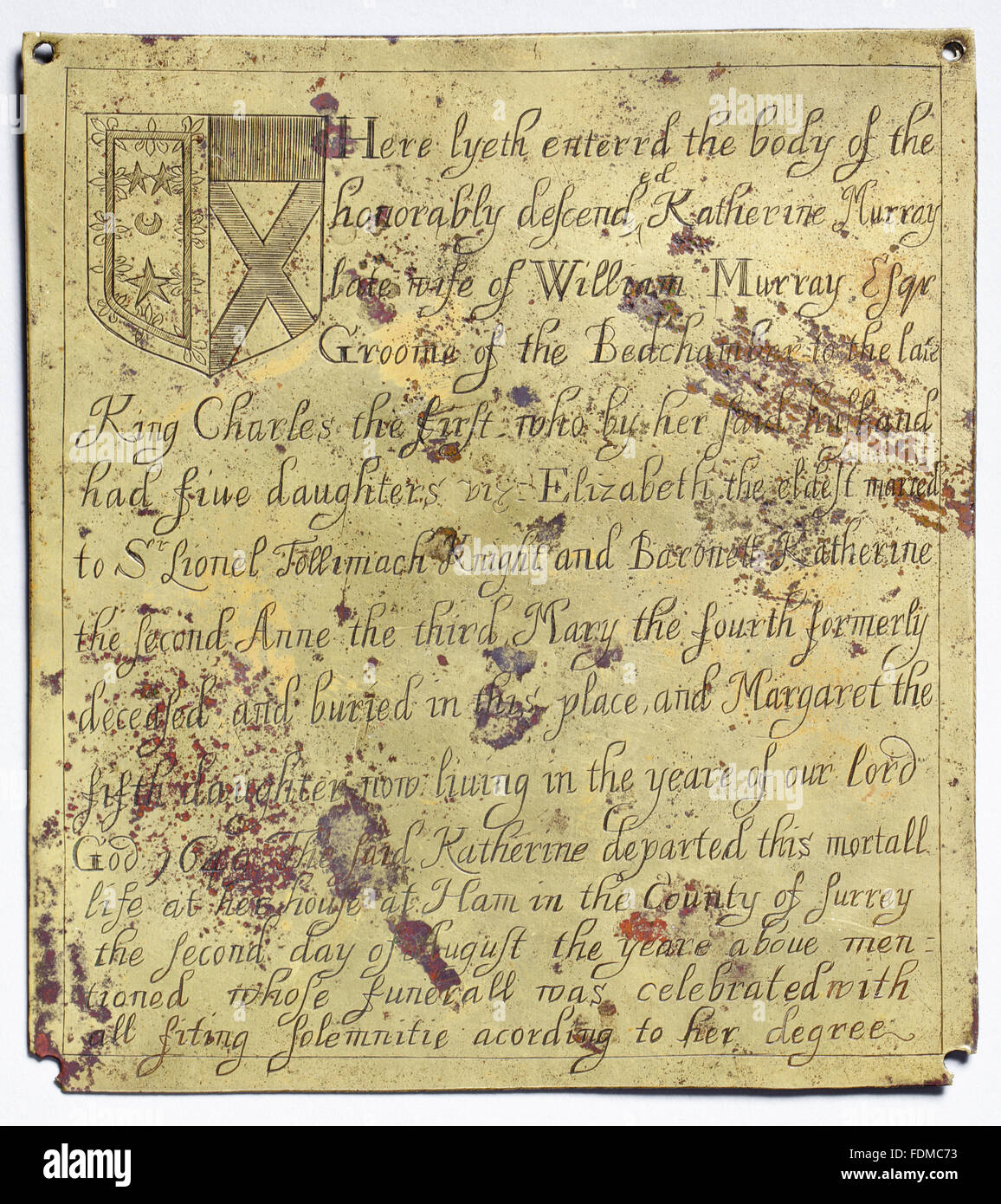 Eine gravierte Messingplatte der Sarg von 1649 mit Schraublöcher in jeder Ecke (die unteren zwei sind kaputt), eine Inschrift an Katherine Murray und in der oberen linken Ecke, eine gravierte Wappen, Ham House, Surrey. Stockfoto