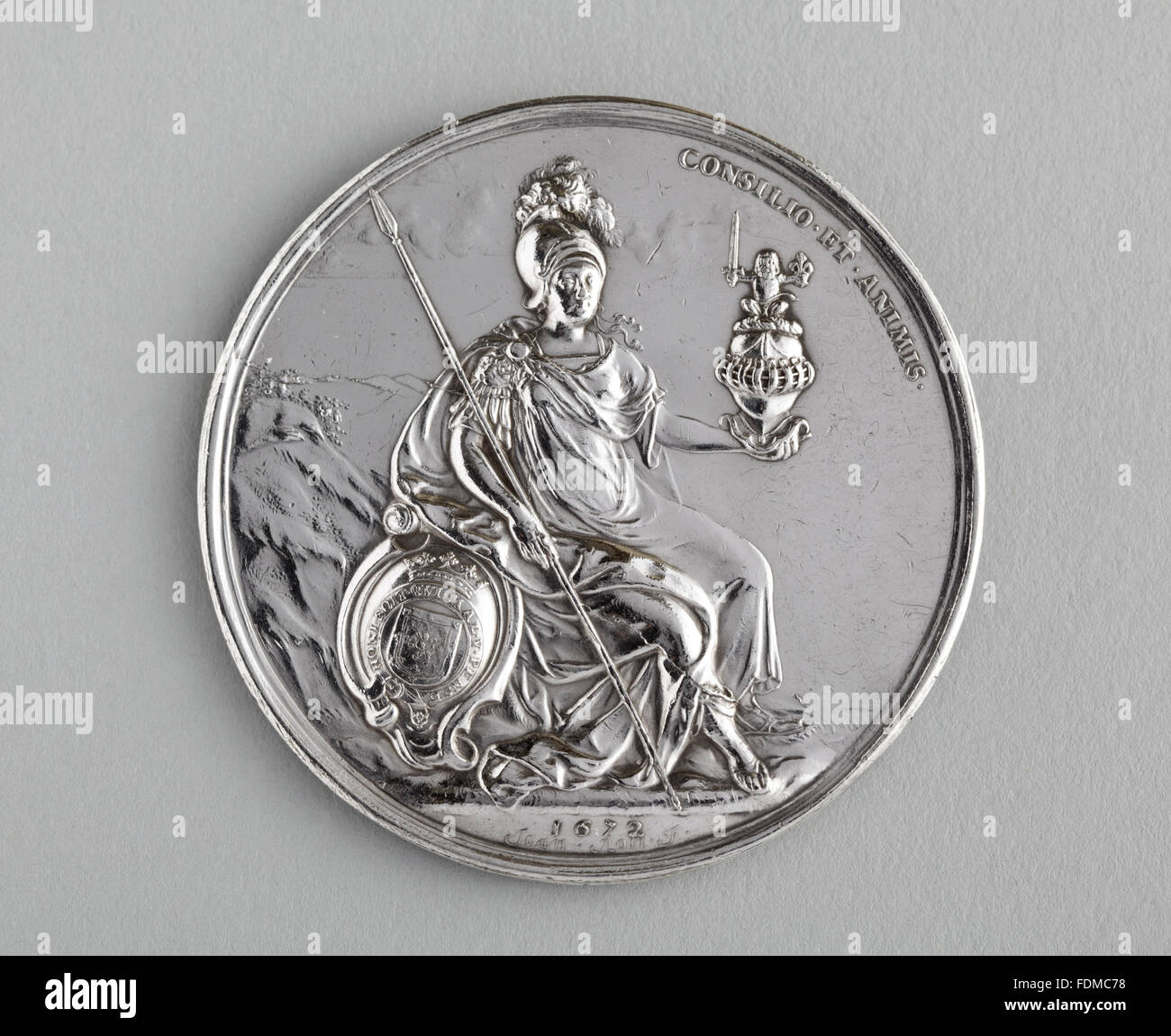 Die Umkehrung der eine Erinnerungsmedaille von John Maitland, Duke of Lauderdale, 1672, von John Roettiers Ham House, Surrey. Diese Seite der Medaille zeigt die Figur der Minerva mit dem Helm und Helmzier des Duke of Lauderdale. National Trust Inventar numbe Stockfoto