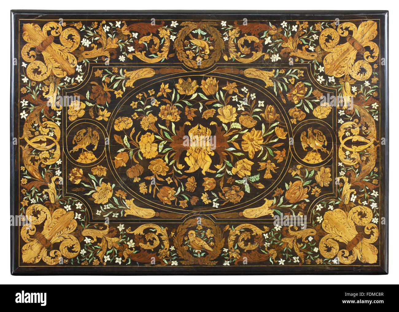 Die Intarsien Tischplatte einer Tabelle von 1675 verziert mit floralen Intarsien in verschiedenen Hölzern und Elfenbein, einige Flecken grün, Ham House, Surrey. National Trust Inventarnummer: 1139568. Stockfoto