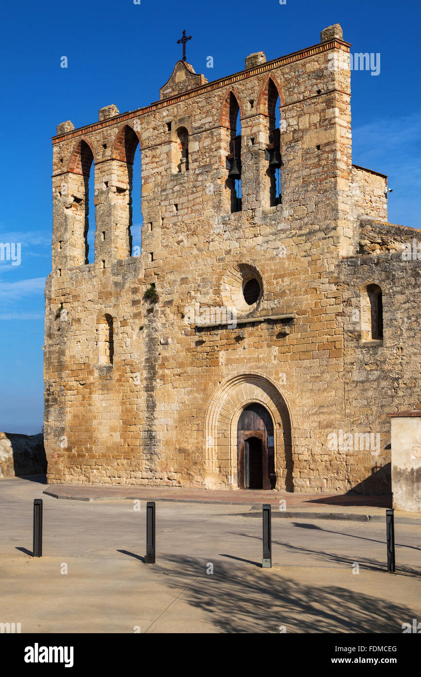 Romanische Kirche von Sant Esteve in Peratallada, Girona, Katalonien. Stockfoto