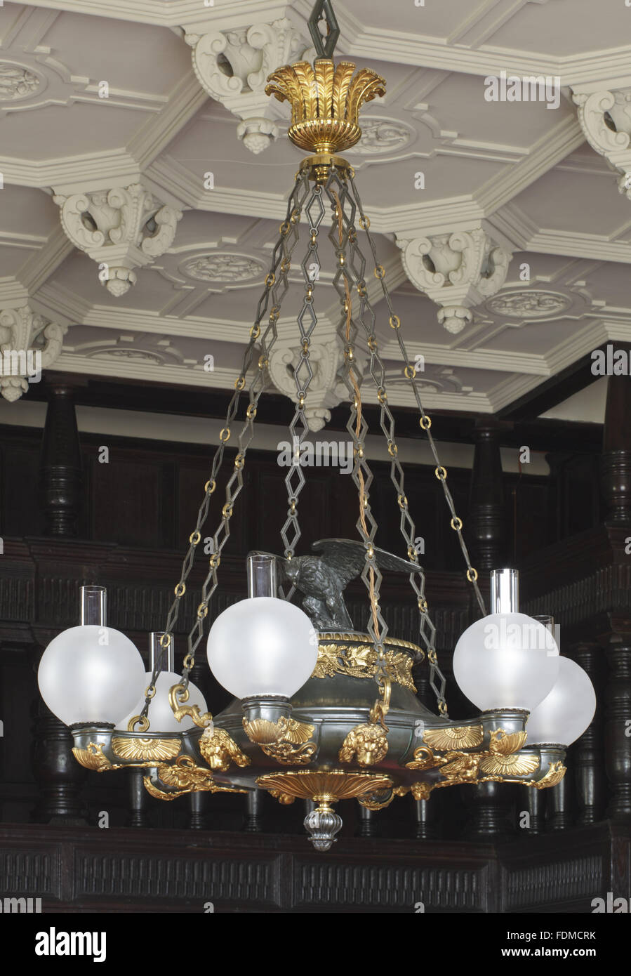Bronze und Messingbeschläge sechs-Zweig Raps-Öl-Lampe, übergestiegen durch einen Adler, im Speisesaal in der Gawthorpe Hall, Lancashire. Es wurde im Jahre 1817 von James Deville von The Strand, London für Robert Shuttleworth gemacht. Es war 1946 verkauft und im Jahr 2001 zurückgekauft. Stockfoto