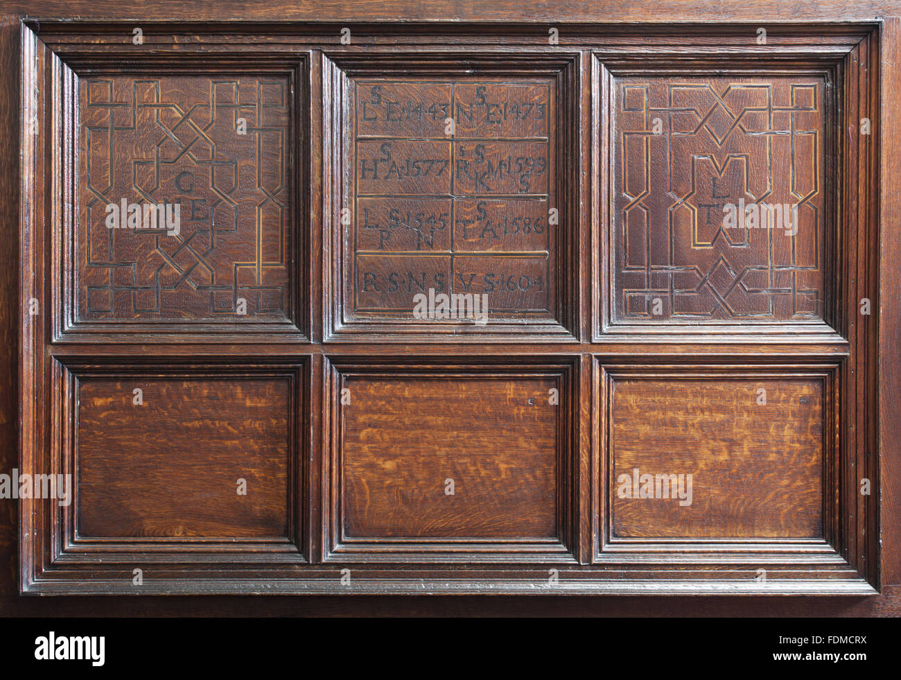 Detail der jakobinischen Panel, das ehemals eine Supraporte in der Eingangshalle in der Gawthorpe Hall, Lancashire gewesen war. Das Panel ist mit den Initialen und Termine Shuttleworth Vorfahren eingelegt. Stockfoto