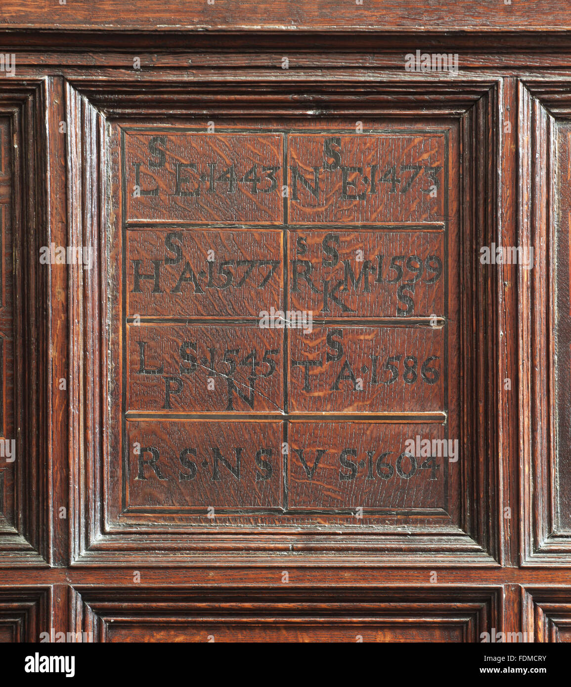 Detail der jakobinischen Panel, das ehemals eine Supraporte in der Eingangshalle in der Gawthorpe Hall, Lancashire gewesen war. Das Panel ist mit den Initialen und Termine Shuttleworth Vorfahren eingelegt. Stockfoto