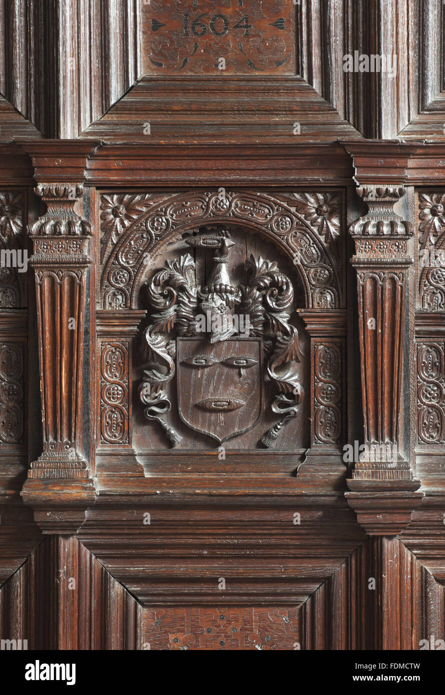 Detail der jakobinischen Verkleidungen im Salon in der Gawthorpe Hall, Lancashire. Die Verkleidung ist in der italienischen Renaissance Art und Weise mit Arabesken in halbrunde arcading eingelegt. Es wurde von Thomas Hurdeys, Hugh Sandes und Cornelius Townley in 160 erstellt. Stockfoto
