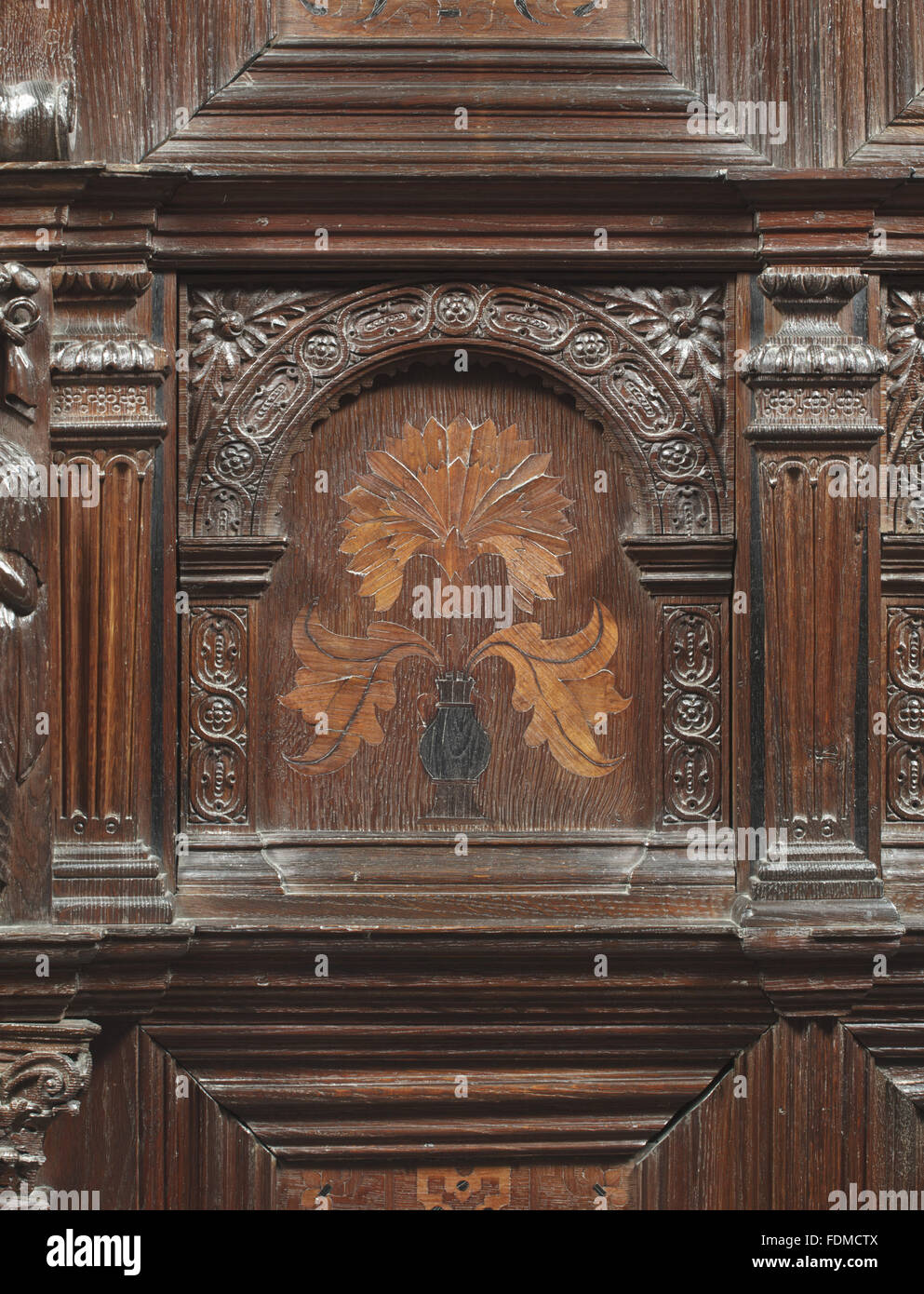 Detail der jakobinischen Verkleidungen im Salon in der Gawthorpe Hall, Lancashire. Die Verkleidung ist in der italienischen Renaissance Art und Weise mit Arabesken in halbrunde arcading eingelegt. Es wurde von Thomas Hurdeys, Hugh Sandes und Cornelius Townley in 160 erstellt. Stockfoto