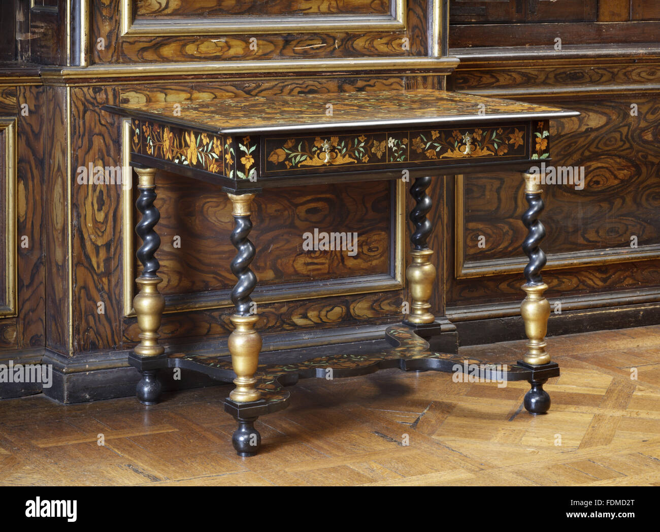 Tabelle der 1675 verziert mit floralen Intarsien in verschiedenen Hölzern und Elfenbein, einige Flecken grün, Ham House, Surrey. Die Beine sind mit vergoldeten Kapitellen und Unterteile Drehung gedreht und stehen auf Kugelfüßen. Flache Serpentinen Bahren eingerichtet auch wi Stockfoto