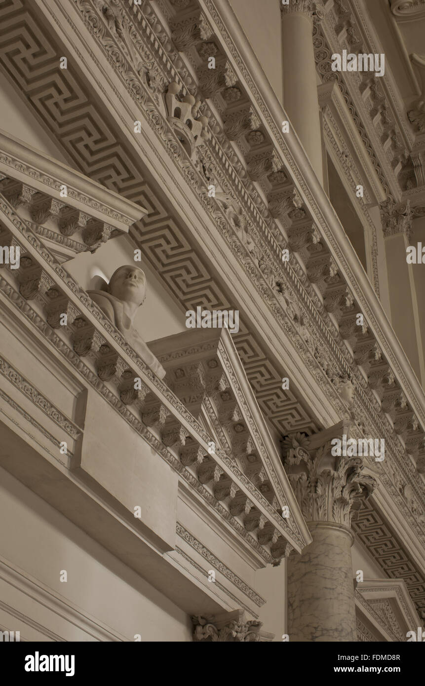 Detail der gebrochenen Giebel über eine Tür im Marmorsaal im Clandon Park, Surrey. Stockfoto