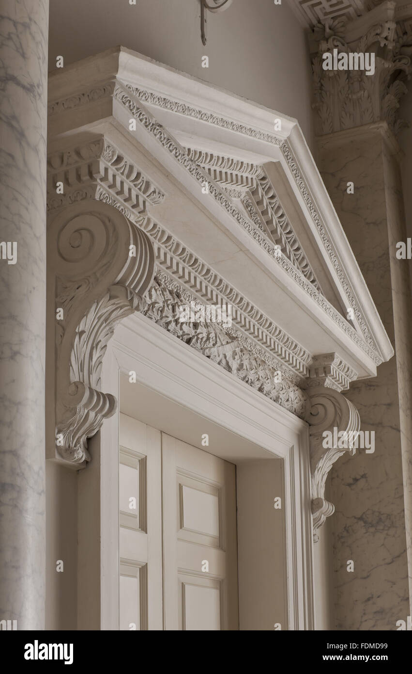 Detail des Giebels über eine Tür im Marmorsaal im Clandon Park, Surrey. Stockfoto