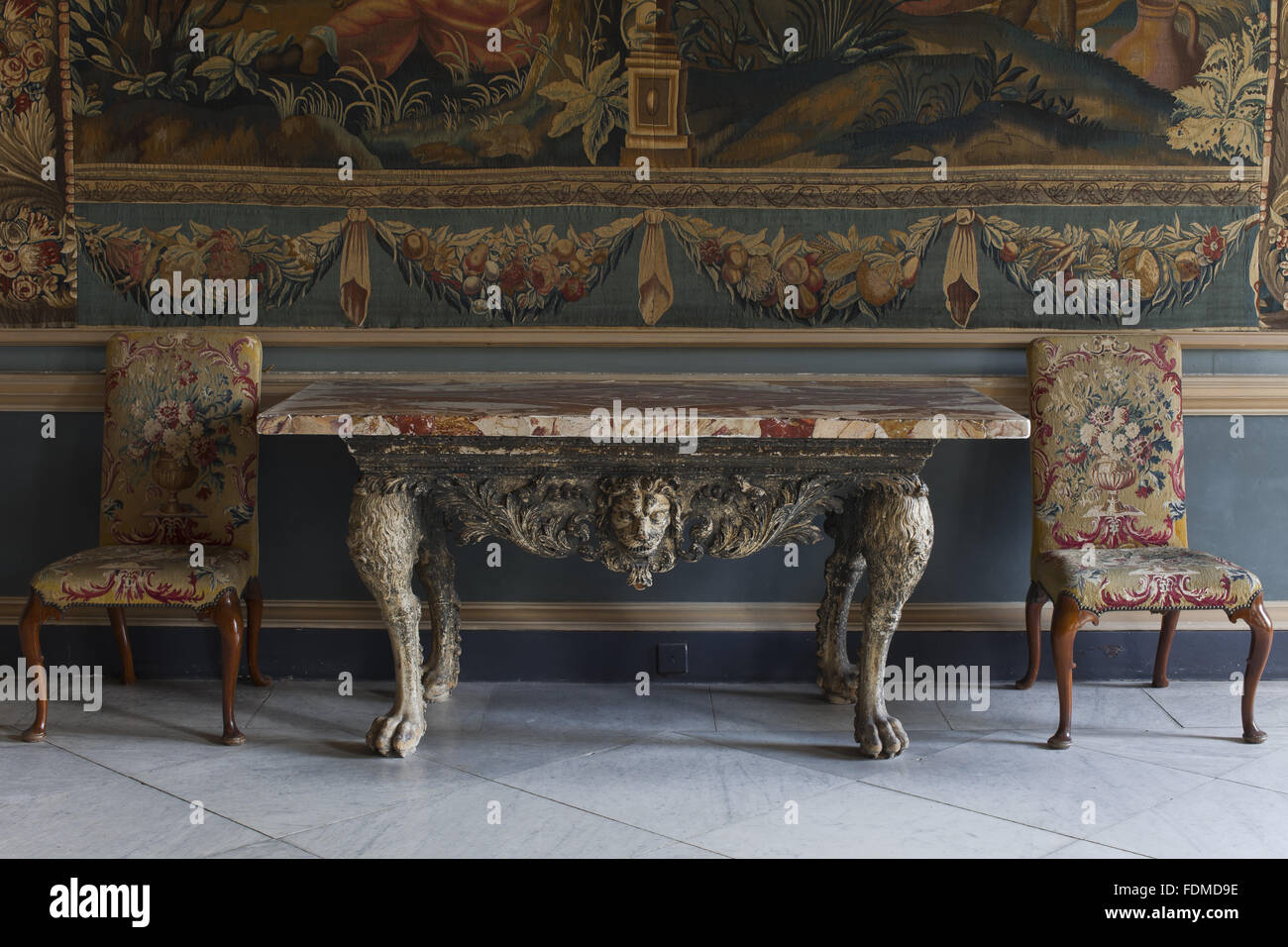 Marmor-Spitze vergoldeten Tisch im Stil von William Kent c.1730, im Salon im Clandon Park, Surrey. Die Beine sind mit Löwenkopf Masken geschnitzt und Pfote Füße. Stockfoto