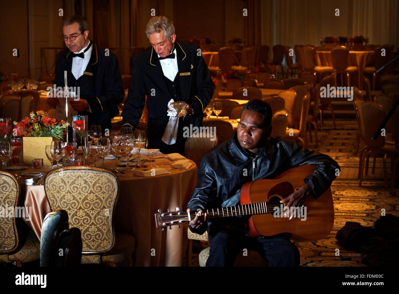 Blinde Australian Aboriginal blinde Sängerin und Songwriterin Geoffrey Gurrumul Yunupingu wärmt wie Kellner Zimmer vorbereiten Stockfoto