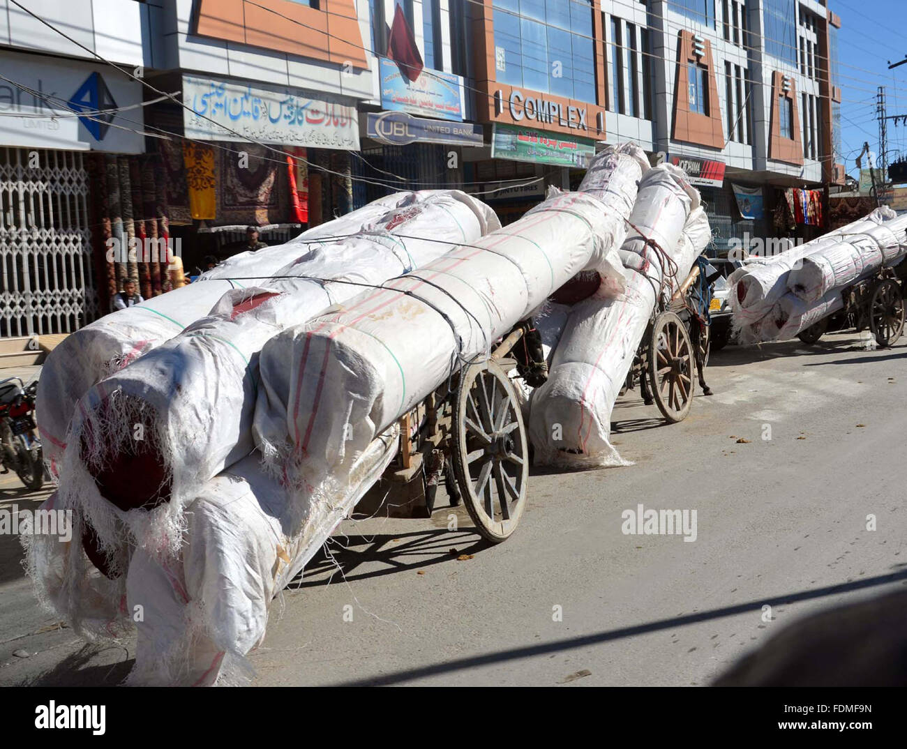 Karachi, Pakistan. 1. Februar 2016. Persische Wolldecken, die aus dem Iran geschmuggelt werden Märkte zu versorgen bei Double Road von Quetta an Montag, 1. Februar 2016 gelegen. Bildnachweis: Asianet-Pakistan/Alamy Live-Nachrichten Stockfoto