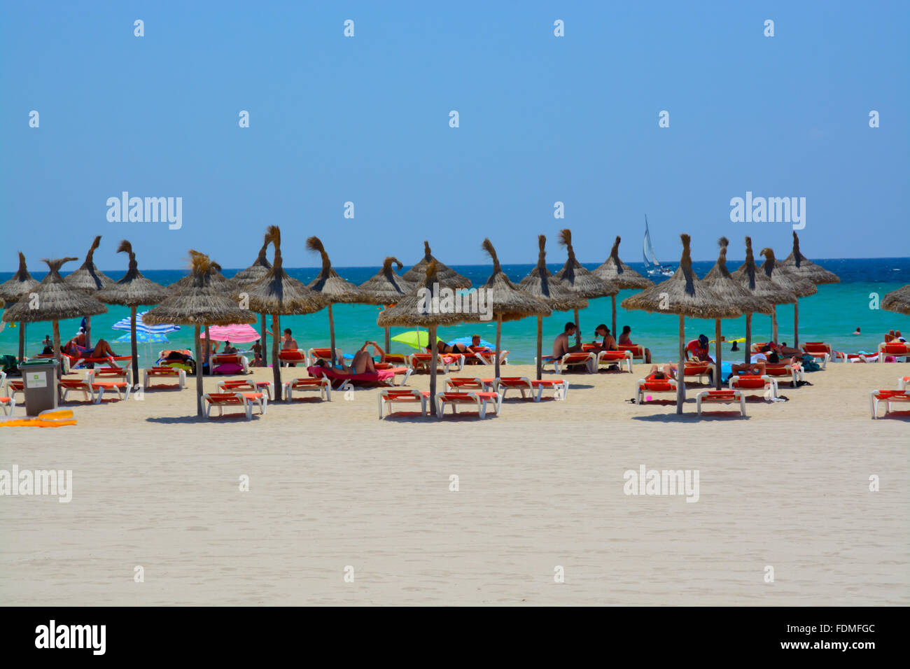 Mallorca Sommerstrand mit Touristen auf einem sonnigen, heißen Sommertag im Juli Stockfoto