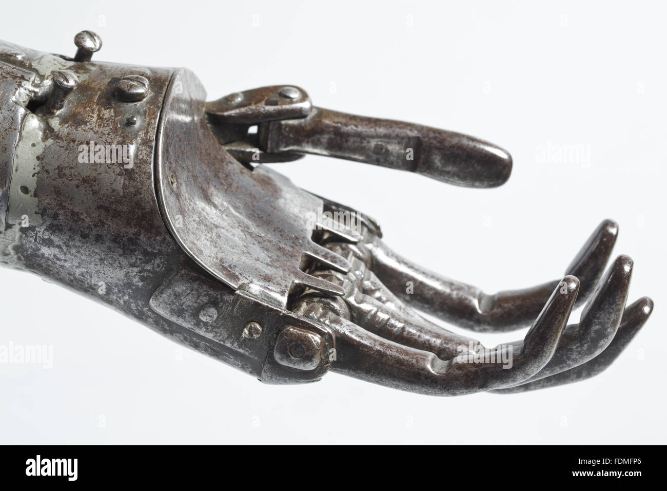 Ein Nimbus oder Unterarm Verteidigung, wohl Deutsch, 17. Jahrhundert für den Einsatz von einem Mann, der seine linke Hand auf Cotehele, Cornwall verloren hat. Der Finger und des Daumens können um einen festen Griff zu zügeln oder ein Schwert eingerastet werden. Stockfoto