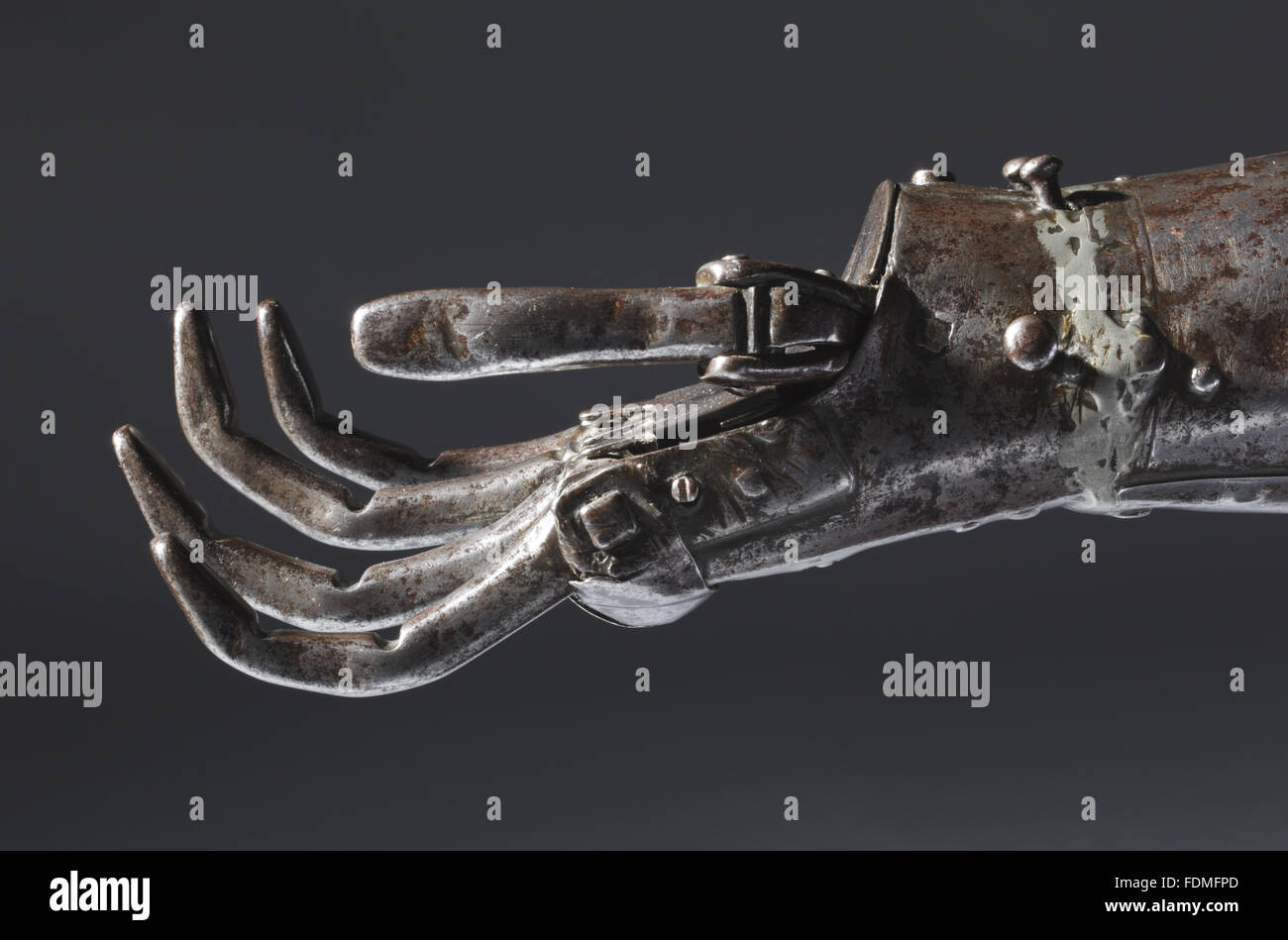 Ein Nimbus oder Unterarm Verteidigung, wohl Deutsch, 17. Jahrhundert für den Einsatz von einem Mann, der seine linke Hand auf Cotehele, Cornwall verloren hat. Der Finger und des Daumens können um einen festen Griff zu zügeln oder ein Schwert eingerastet werden. Stockfoto